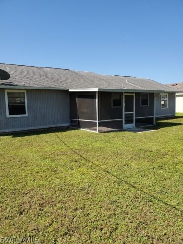 611 25th Ter, Cape Coral, FL 33904-2814