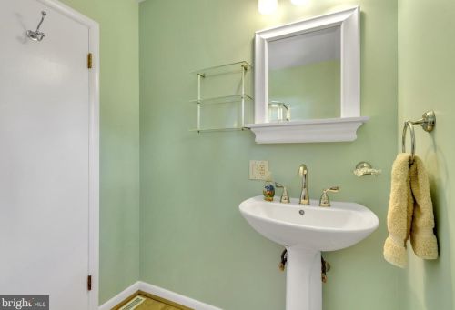 1014 Thomas Ave, Riverton NJ  08077-2321 exterior