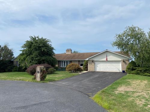 4542 Ferrizzi Dr, Schnecksville, PA 18078-2239