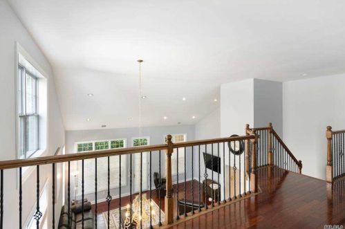 33 Concerto Ct, Eastport NY  11941-1628 exterior