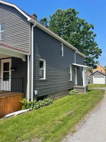 411 Maple St, Grove City, PA 16127-2307