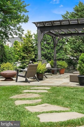 9012 Virginia Ter, Lorton VA  22079-3251 exterior