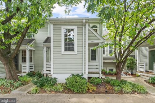2910 Yarling Ct, Falls Church, VA 22042-4473
