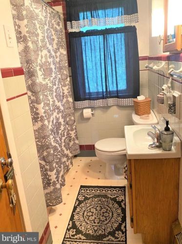 2122 Edgewood Ave, Easton PA  18045-2216 exterior