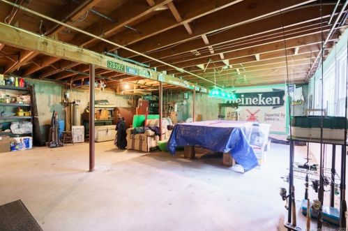 61 Carriage Dr, Waterbury CT  06708-3309 exterior