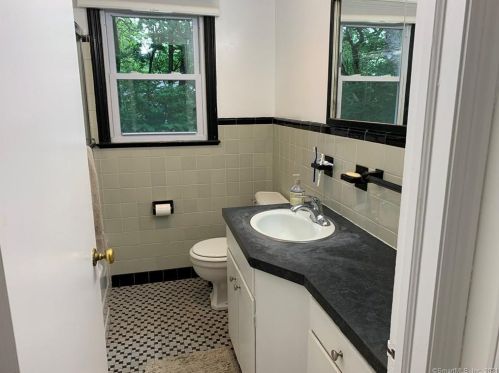 156 Green Manor Rd, Manchester CT  06042-3361 exterior