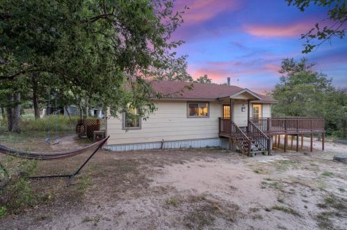 274 Hickory Ln, Webberville, TX 78621-5549