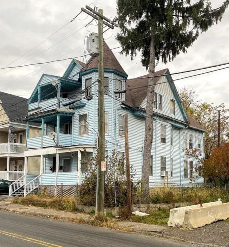 14 Welton St, Waterbury, CT 06702-1722