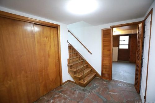 58 Robincrest Dr, Waterbury CT  06708-2406 exterior