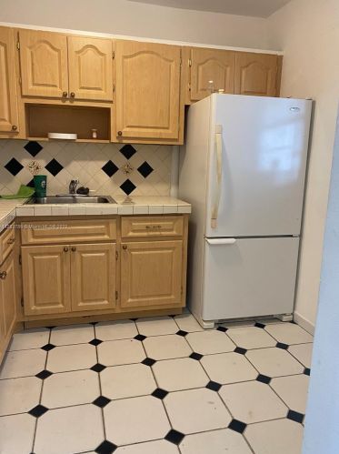120 Royal Palm Rd, Hialeah, FL 33016-4651