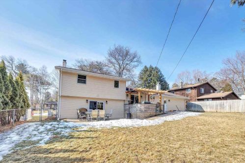 1664 Birchwood Dr, Green Bay, WI 54304-2937