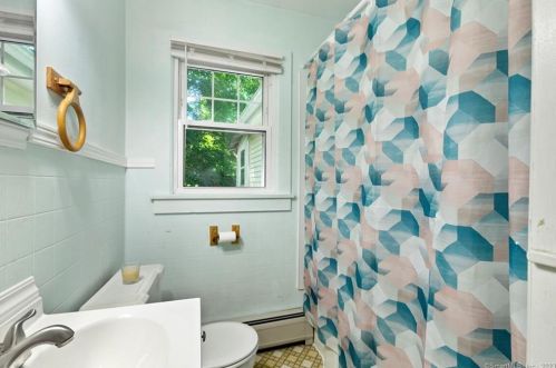 7 Hamilton Ct, Norwich CT  06360-4811 exterior