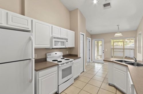 3604 Meadow Green Dr, Tavares, FL 32778-9481
