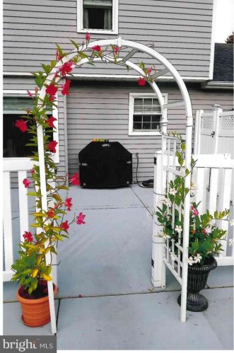 475 Woodcrest Dr, Navy Sup Dpt PA 17050-6854 exterior