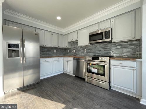 6604 Westbury Oaks Ct, Springfield VA  22152-2516 exterior