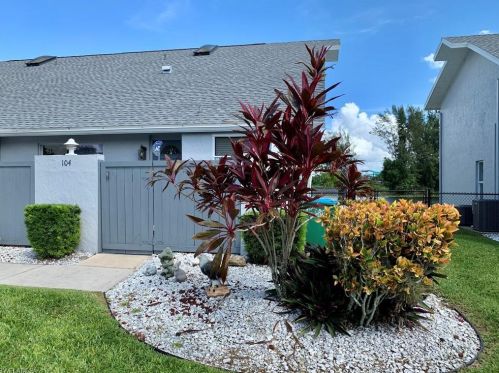 621 3rd Ct, Cape Coral, FL 33991-2548