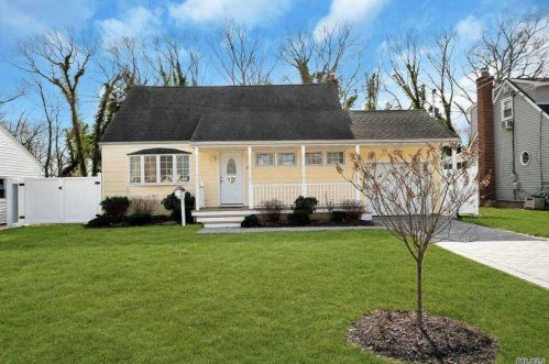 112 Kime Ave, Babylon, NY 11703-3317