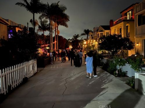 317 8th St, Manhattan Beach CA  90266-5629 exterior