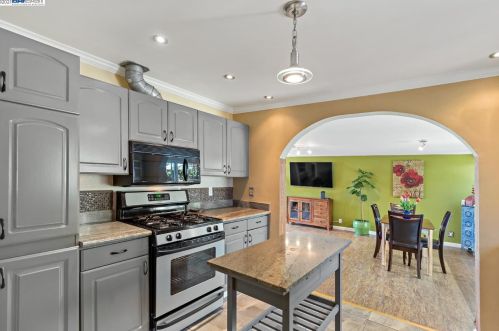 7950 Hillmont Dr, Oakland CA  94605-3521 exterior