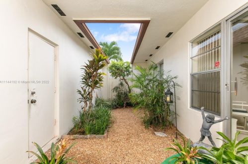 8520 102nd Ave, Miami, FL 33173-3941