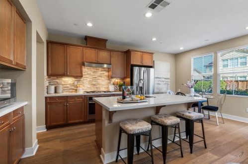 250 Christine Lynn Dr, Morgan Hill, CA 95037-3552