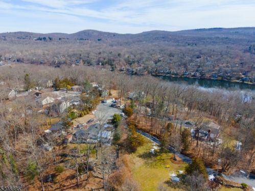 22 Crag Pl, Skyline Lakes NJ  07456-1814 exterior