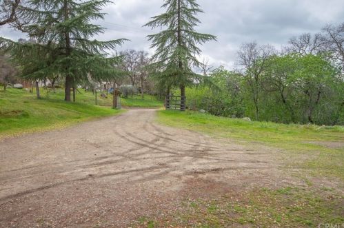 46468 Chuckwagon Rd, Orange Cove CA  93675-9612 exterior