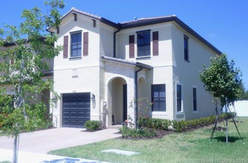 10301 32nd Ln, Hialeah, FL 33018-1703