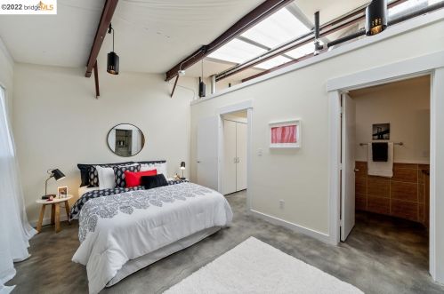 2858 Helen St, Oakland CA  94608-4028 exterior