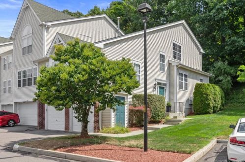 1701 Eaton Ct, Danbury, CT 06811-4060