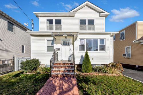 934 4th St, New Hyde Park, NY 11040-2925
