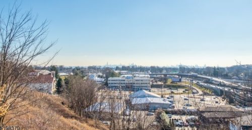 24 Silicon Dr, West Paterson NJ  07424-4225 exterior