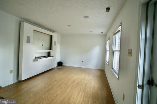 903 Hilltop Dr, Woodstock, VA 22664-1600