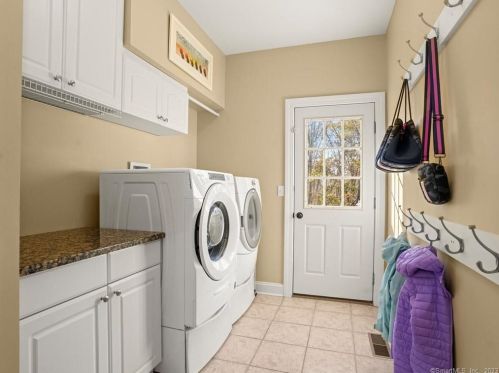 17 Roseview Ct, Bridgeport CT  06611-2078 exterior