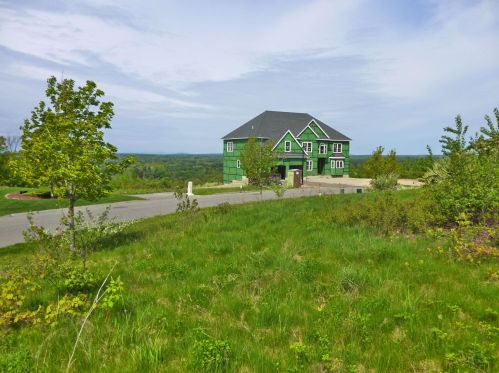 39 Stanwood Rd, Salem, NH 03079-3208