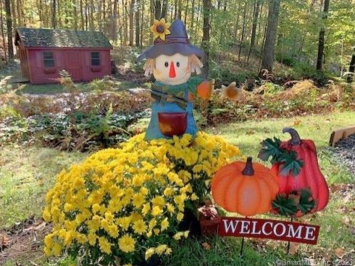 14 Skidmore Ln, Sandy Hook, CT 06482-1405