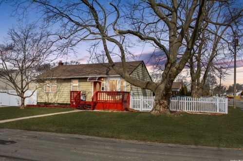 1340 7th St, Babylon, NY 11704-4250