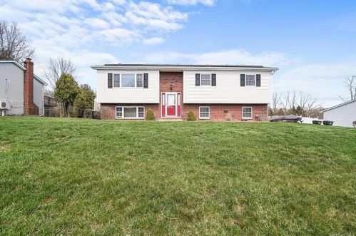 8 Mabel Rd, Middletown, NY 10941-1218