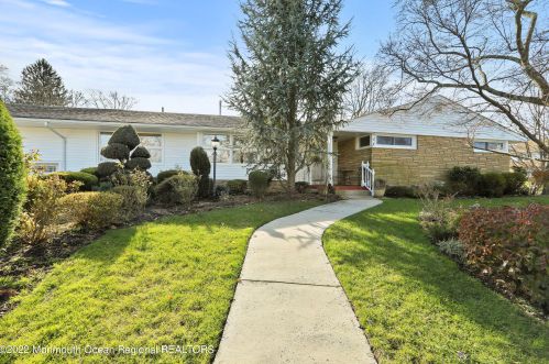 215 Parkview Ave, Tinton Falls, NJ 07712-4727