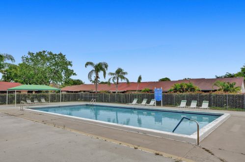 7 Farnworth Dr, Boynton Beach FL  33426-8121 exterior