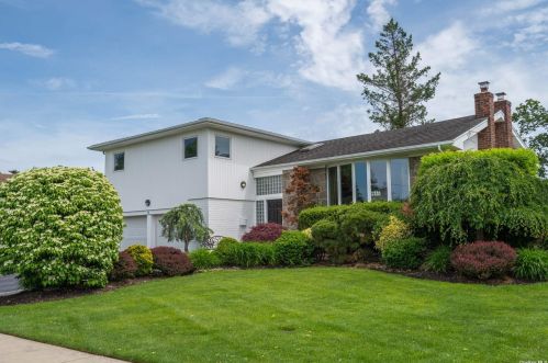 23 Chenango Dr, Muttontown, NY 11753-1503