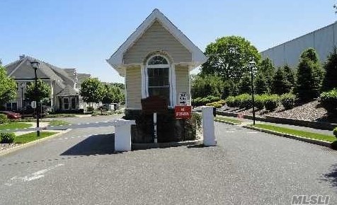 166 Larry Ln, Huntington Station, NY 11746-5642