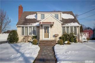 83 Underhill Ave, Hicksville, NY 11801-3847