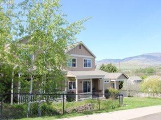 485 Larkspur Ln, Ashland, OR 97520-1351