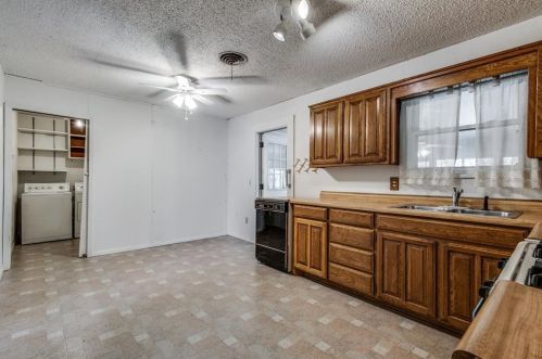 2215 Dennis St, Irving TX 75062-4273 exterior