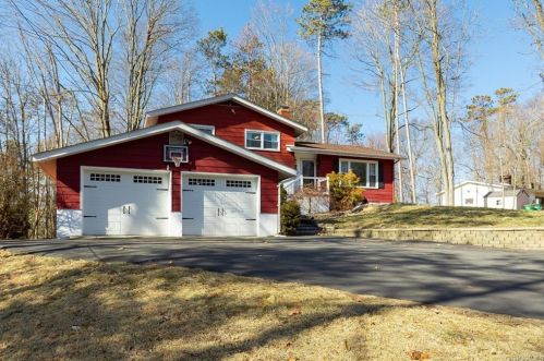 143 Roosevelt Rd, Hyde Park, NY 12538-2327
