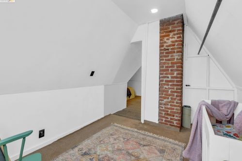 1042 Foothill Blvd, Oakland CA  94606-3016 exterior