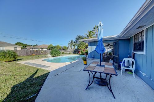 637 Crescent Ave, Fort Pierce, FL 34984-4504
