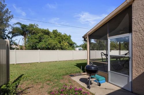 8474 17 Way, Saint Petersburg FL  33702-7235 exterior