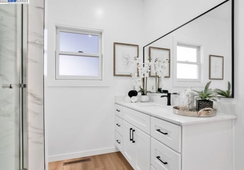 221 Cambridge Ave, San Leandro CA  94577-1825 exterior
